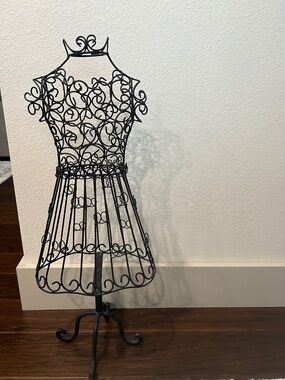 Black Wire Dress Form Mannequin Décor